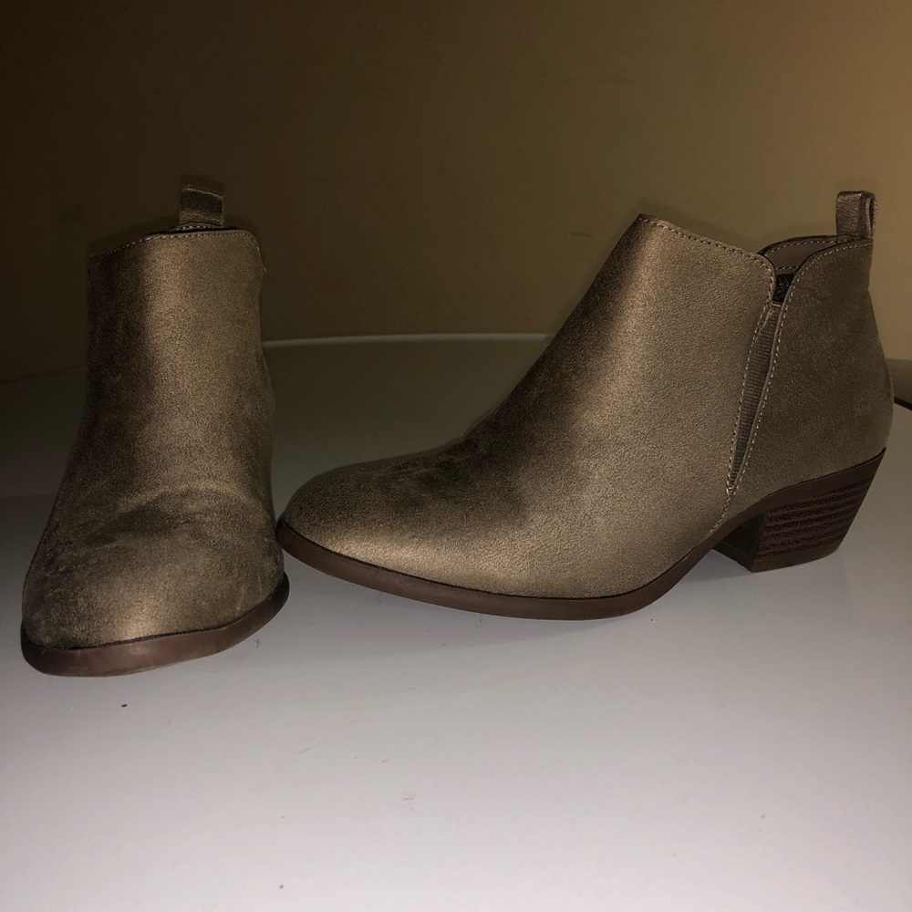American eagle Suede tan closed toe booties